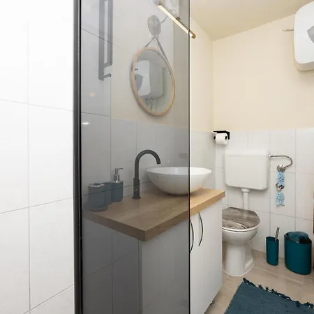 1 Bedroom In דירה