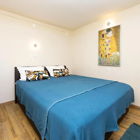 1 Bedroom In דירה *
